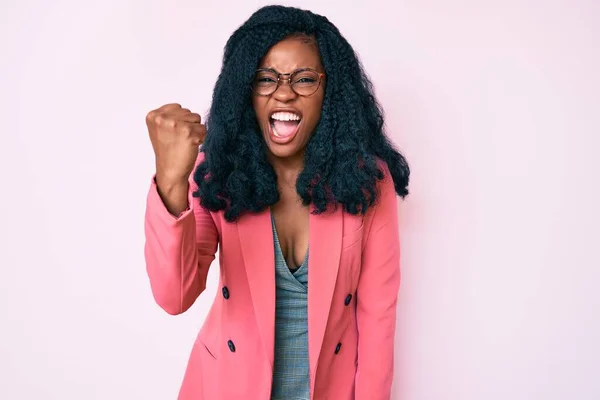 Belle Femme Africaine Portant Une Veste Affaires Des Lunettes Colère — Photo