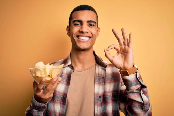 Ung Vacker Afrikansk Amerikansk Man Som Håller Skål Chips Potatis — Stockfoto
