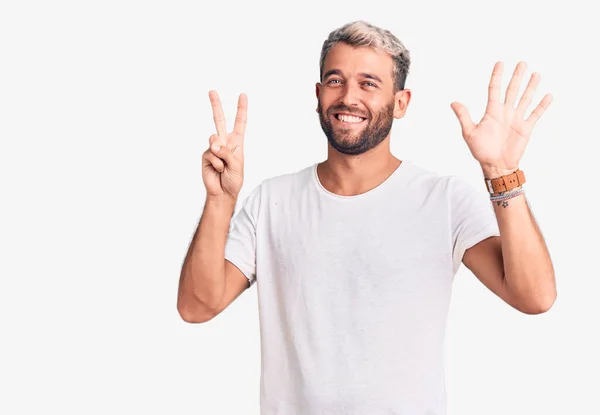 Joven Hombre Rubio Guapo Con Camiseta Casual Mostrando Apuntando Hacia — Foto de Stock
