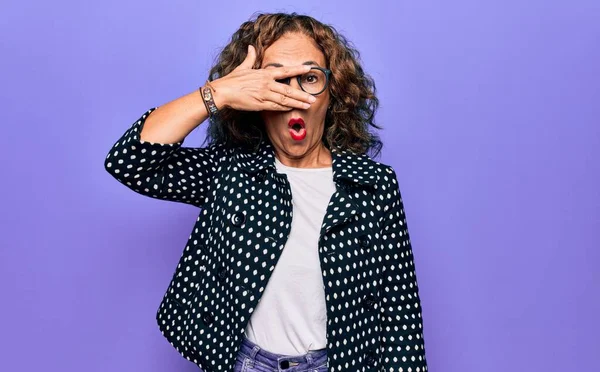 Mujer Hermosa Mediana Edad Vistiendo Abrigo Casual Gafas Sobre Fondo —  Fotos de Stock