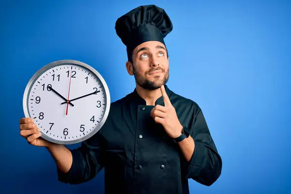 Joven Guapo Cocinero Hombre Con Barba Llevando Uniforme Celebración Reloj —  Fotos de Stock