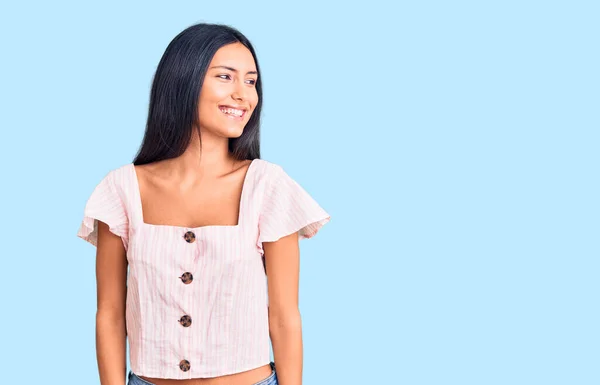 Junge Schöne Lateinamerikanische Mädchen Lässiger Kleidung Die Mit Einem Lächeln — Stockfoto