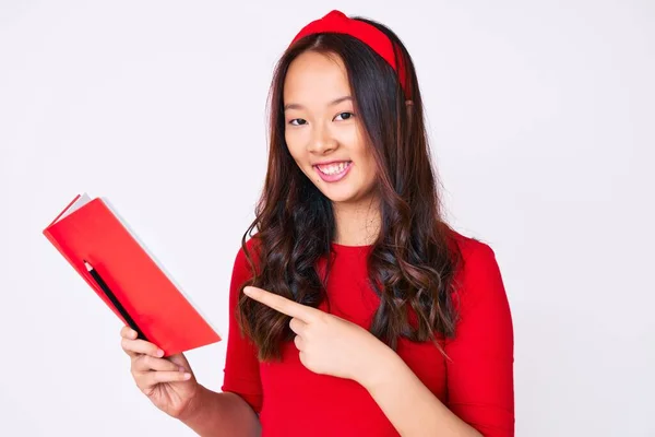 Jovem Menina Chinesa Bonita Segurando Livro Sorrindo Feliz Apontando Com — Fotografia de Stock