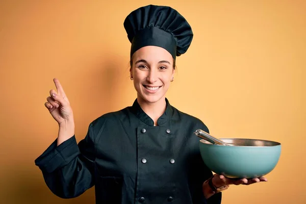 Joven Mujer Hermosa Chef Con Uniforme Cocina Sombrero Sosteniendo Tazón —  Fotos de Stock