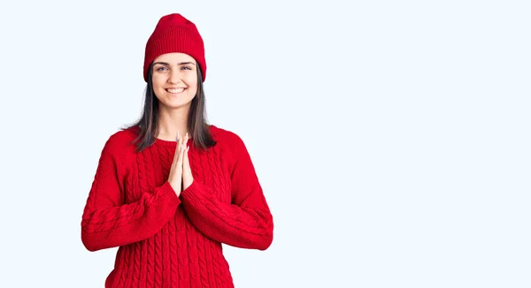 Junge Schöne Mädchen Pullover Und Wollmütze Beten Mit Den Händen — Stockfoto