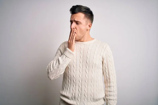 색외진 시대의 스웨터를 잘생긴 코카서스 남성은 지친입을 손으로 가렸다 졸음증 — 스톡 사진