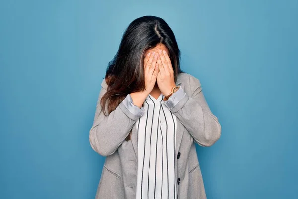 Joven Mujer Negocios Hispana Con Gafas Pie Sobre Fondo Azul —  Fotos de Stock