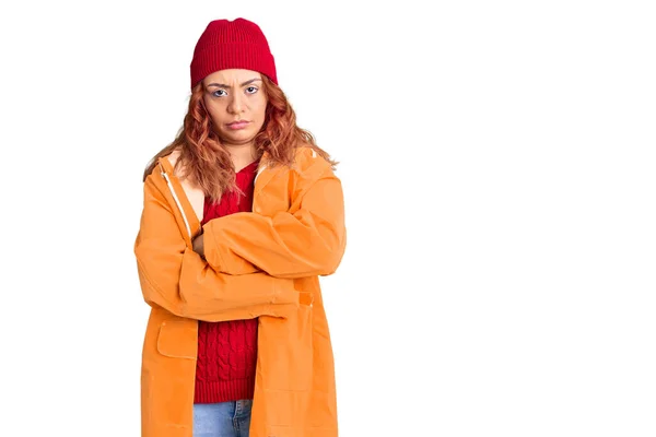Junge Lateinamerikanische Frau Lässiger Winterkleidung Skeptisch Und Nervös Ablehnender Gesichtsausdruck — Stockfoto