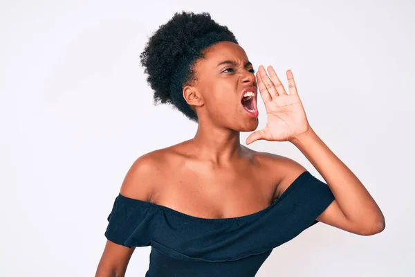 若いアフリカ系アメリカ人の女性は カジュアルな服を着て大声で叫び 口の上に手で大声で叫ぶ コミュニケーションの概念 — ストック写真