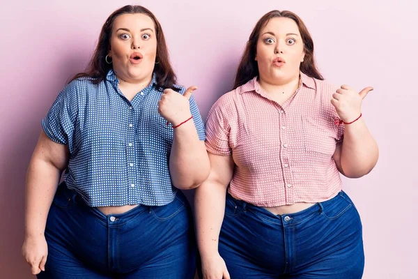 Junge Size Zwillinge Lässiger Kleidung Überrascht Mit Erhobenem Zeigefinger Zur — Stockfoto