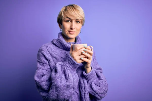 Mulher Loira Jovem Com Cabelo Curto Usando Suéter Inverno Beber — Fotografia de Stock