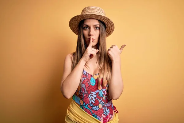 Giovane Bella Donna Bionda Che Indossa Costume Bagno Cappello Estivo — Foto Stock