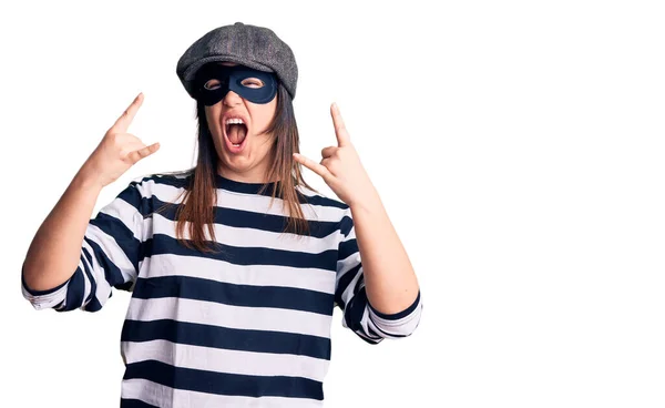 Young Beautiful Brunette Woman Wearing Burglar Mask Shouting Crazy Expression — Stock Photo, Image