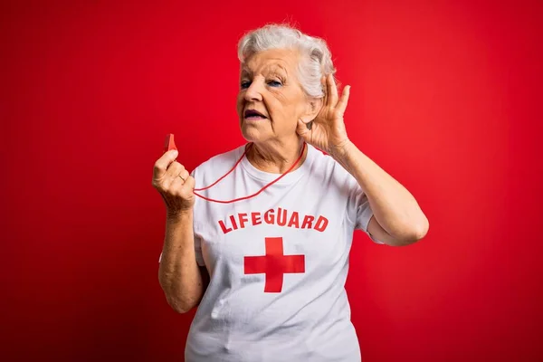 Ältere Schöne Grauhaarige Bademeisterin Trägt Shirt Mit Rotem Kreuz Und — Stockfoto