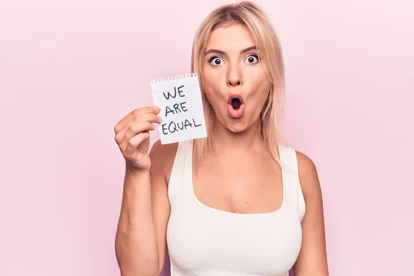 Jovem Bela Mulher Loira Pedindo Igualdade Segurando Papel Com Estamos — Fotografia de Stock