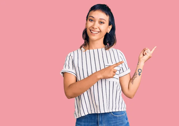 Mujer Joven Vistiendo Ropa Casual Sonriendo Mirando Cámara Apuntando Con — Foto de Stock