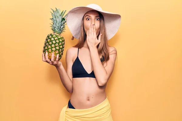 Ung Vacker Flicka Klädd Bikini Och Hatt Håller Ananas Täcker — Stockfoto