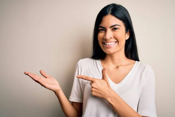 Junge Schöne Hispanische Frau Trägt Legeres Weißes Shirt Über Isoliertem — Stockfoto