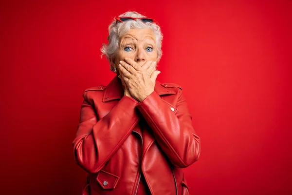 Starsza Piękna Siwowłosa Kobieta Czerwonej Kurtce Okularach Przeciwsłonecznych Zaszokowała Usta — Zdjęcie stockowe