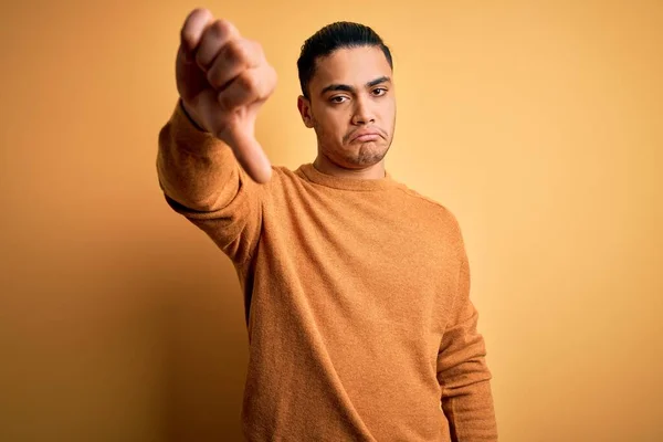 Giovane Brasiliano Indossa Maglione Casual Piedi Sfondo Giallo Isolato Cercando — Foto Stock