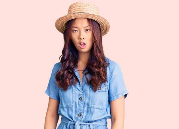 Νεαρή Όμορφη Κινέζα Που Φοράει Καλοκαιρινό Καπέλο Σοκαριστικό Πρόσωπο Δείχνει — Φωτογραφία Αρχείου