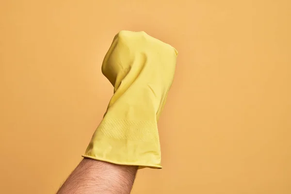 Hand Eines Kaukasischen Jungen Mannes Mit Putzhandschuh Über Gelbem Hintergrund — Stockfoto