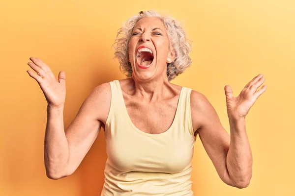 Starsza Siwowłosa Kobieta Luźnych Ciuchach Świętująca Sukces Podniesionymi Ramionami Zamkniętymi — Zdjęcie stockowe