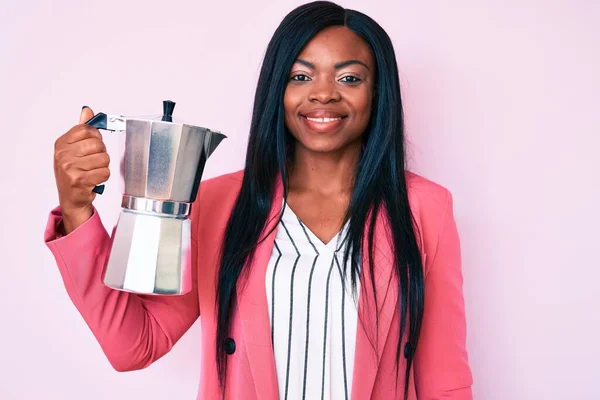 Talyan Kahve Makinesini Tutan Afro Amerikalı Genç Bir Kadın Pozitif — Stok fotoğraf