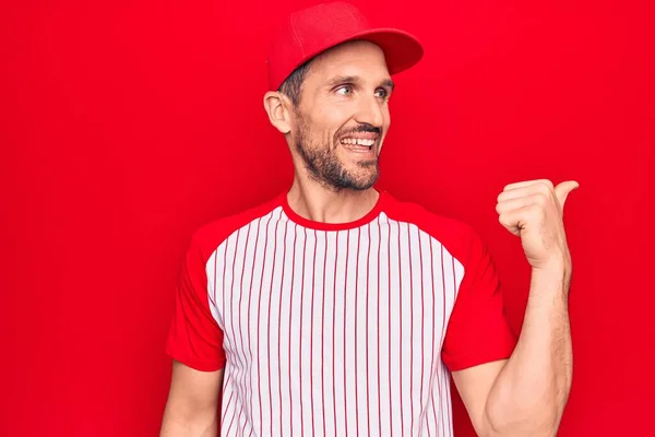 Jovem Jogador Bonito Homem Vestindo Sportswear Beisebol Sobre Isolado Fundo — Fotografia de Stock