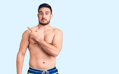 Mayo giyen genç yakışıklı adam ellerinin birarada dua ederek af diliyor kendinden emin bir şekilde gülümsüyor.. 