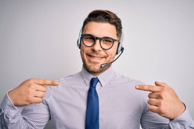 Genç çağrı merkezi operatörü mavi gözlü, gözlüklü, kulaklıklı, kendine güvenen, kendini gururlu ve mutlu gösteren bir iş adamı..