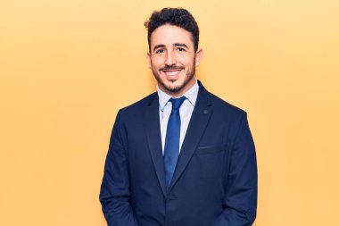 Mutlu ve havalı bir gülüşü olan takım elbiseli İspanyol bir genç. şanslı kişi. 
