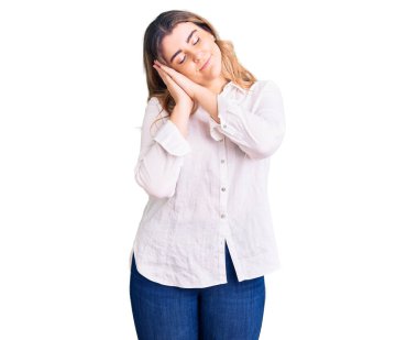 Kafkasyalı genç bir kadın günlük giysiler giyip uyuyordu. Yorgundu. Hayal kuruyordu ve elleriyle poz veriyordu.. 