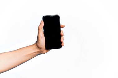 Beyaz arka plan üzerinde ekranı gösteren akıllı telefonu tutan beyaz bir adamın eli.