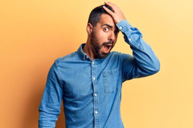 Gündelik giysiler giyen genç İspanyol bir adam hata için el ele tutuşup şaşırdı. Hatayı hatırla. Unuttum, kötü hafıza kavramı. 