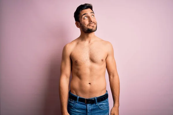 Joven Hombre Fuerte Guapo Con Barba Sin Camisa Pie Sobre — Foto de Stock