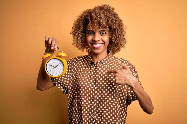 Ung Afrikansk Amerikansk Lockig Kvinna Håller Vintage Väckarklocka Över Gul — Stockfoto