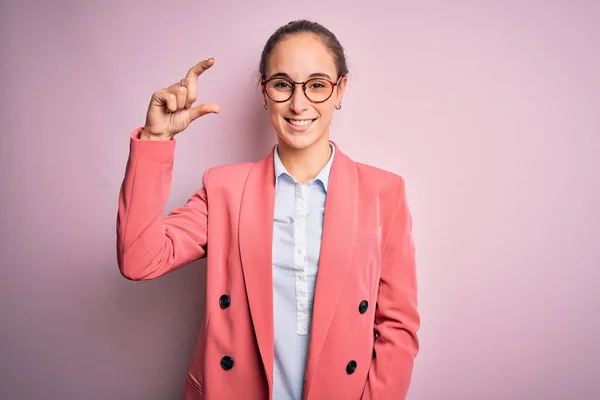 Joven Mujer Negocios Hermosa Con Chaqueta Gafas Sobre Fondo Rosa —  Fotos de Stock