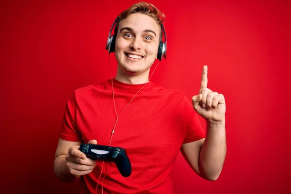 Jovem Homem Bonito Jogador Ruiva Jogando Videogame Usando Fones Ouvido — Fotografia de Stock
