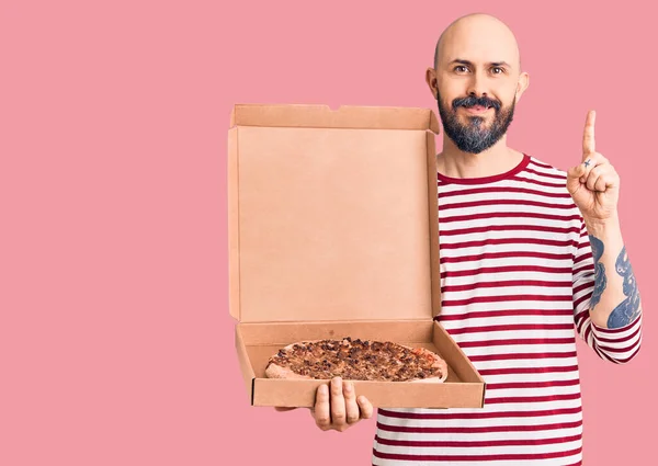 Νεαρός Όμορφος Άντρας Που Κρατάει Κουτί Της Πίτσας Έκπληκτος Μια — Φωτογραφία Αρχείου