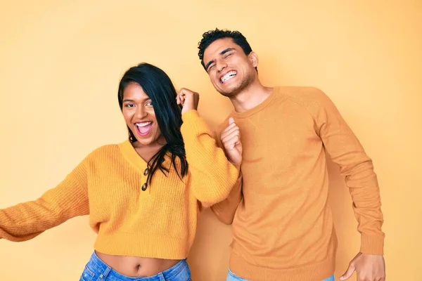 Mooi Latijn Jong Paar Dragen Casual Kleding Samen Dansen Gelukkig — Stockfoto