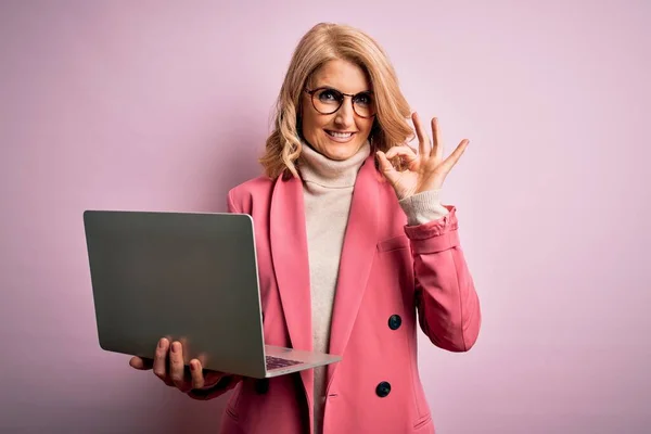 Mittelalter Schöne Blonde Geschäftsfrau Arbeitet Mit Laptop Über Rosa Hintergrund — Stockfoto