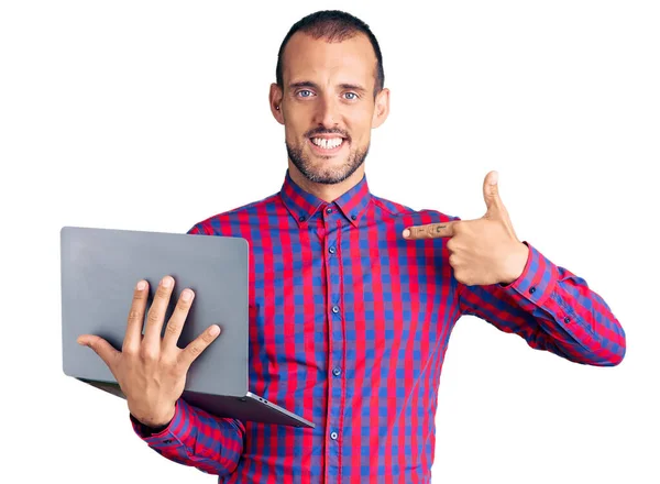 Junger Gutaussehender Mann Der Mit Einem Computer Laptop Arbeitet Und — Stockfoto