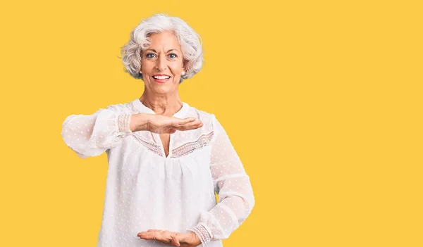 Mujer Mayor Pelo Gris Con Ropa Casual Haciendo Gestos Con — Foto de Stock