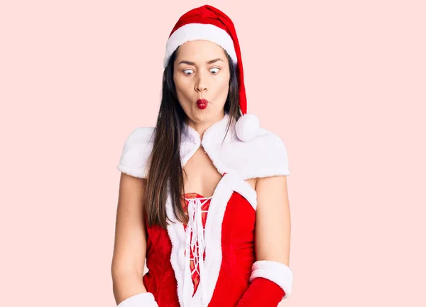 Jovem Mulher Caucasiana Bonita Vestindo Traje Papai Noel Fazendo Rosto — Fotografia de Stock