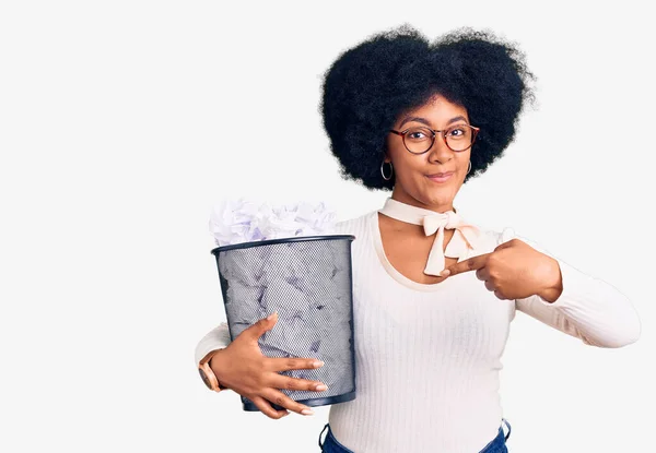 Jovem Afro Americana Segurando Caixa Papel Cheia Papéis Amassados Sorrindo — Fotografia de Stock