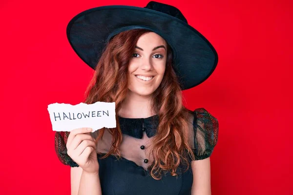 Jonge Mooie Vrouw Dragen Heks Halloween Kostuum Houden Papier Met — Stockfoto