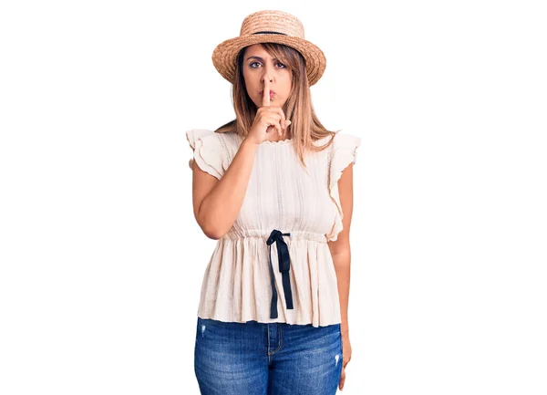 年轻美丽的女人戴着夏帽 穿着T恤 要求安静 手指放在嘴唇上 沉默和秘密概念 — 图库照片