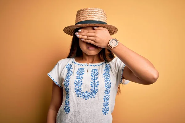 Junge Schöne Asiatische Mädchen Lässigem Shirt Und Hut Die Vor — Stockfoto