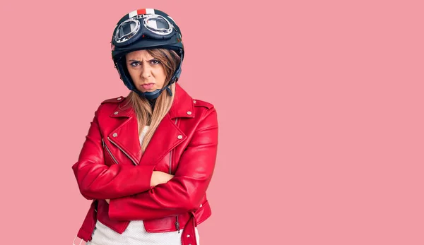 若い美しい女性が交差腕で顔にオートバイのヘルメット懐疑的かつ神経 不承認式を着て 否定的な人 — ストック写真